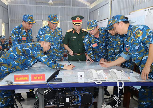 quan-chung-phong-khong-khong-quan-to-chuc-dien-tap-chi-huy-tham-muu-1-ben-2-cap-tren-ban-do-co-mot-phan-thuc-binh-cho-cac-don-vi-khu-vuc-mien-nam