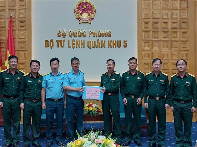 quan-chung-phong-khong-khong-quan-cam-on-quan-khu-5-trong-tham-gia-cuu-ho-cuu-nan-phi-cong-may-bay-cua-trung-doan-940-gap-nan