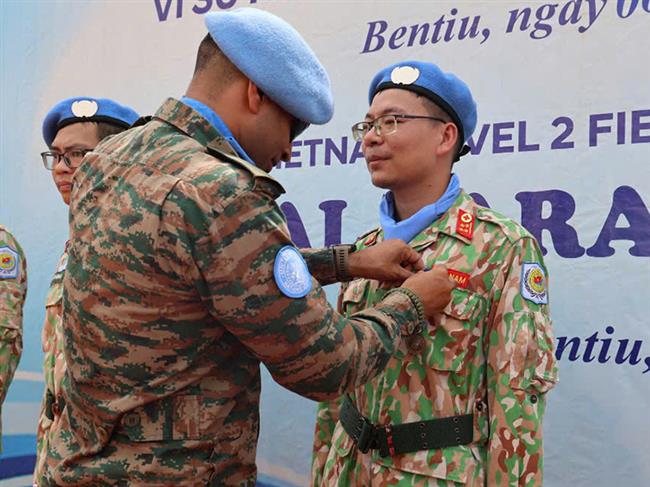 si-quan-gin-giu-hoa-binh-cua-quan-chung-phong-khong-khong-quan-tai-nam-sudan-duoc-trao-huy-chuong-vi-su-nghiep-gin-giu-hoa-binh-lien-hop-quoc