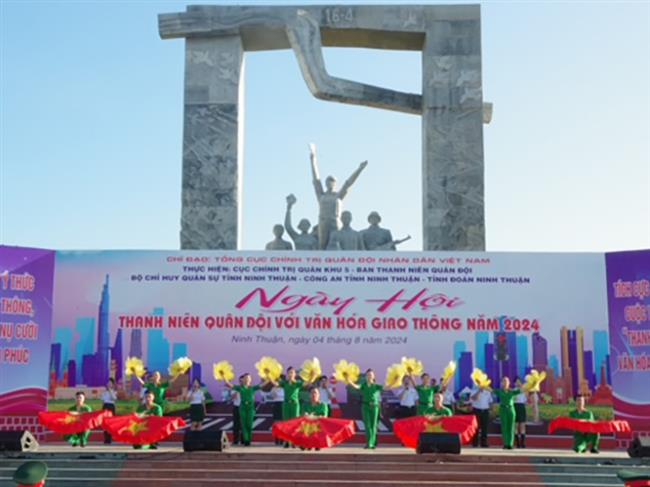 soi-noi-ngay-hoi-“thanh-nien-quan-doi-voi-van-hoa-giao-thong”