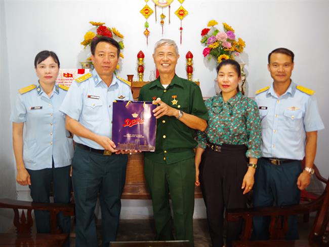 su-doan-363-tham-va-tang-qua-cac-gia-dinh-chinh-sach-tren-dia-ban-thanh-pho-hai-phong