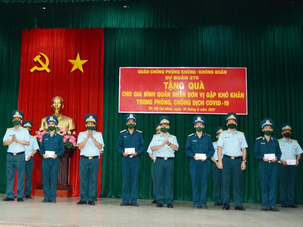 su-doan-370-ho-tro-gia-dinh-quan-nhan-co-hoan-canh-kho-khan-do-anh-huong-cua-dich-covid-19