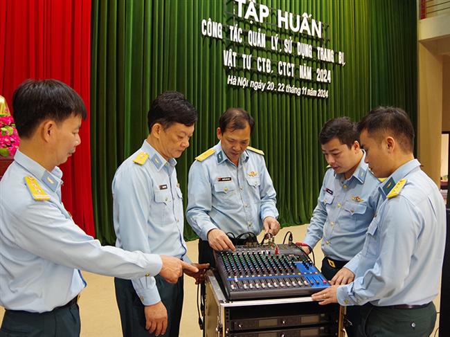 su-doan-371-to-chuc-tap-huan-cong-tac-quan-ly-su-dung-trang-bi-vat-tu-cong-tac-dang-cong-tac-chinh-tri-nam-2024