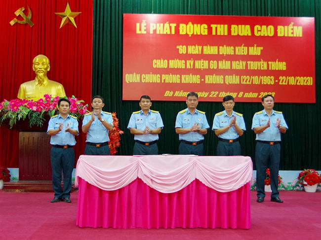 su-doan-372-phat-dong-thi-dua-cao-diem-chao-mung-ky-niem-60-nam-ngay-truyen-thong-quan-chung-phong-khong-khong-quan