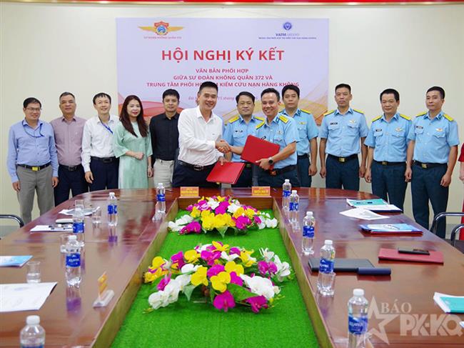 su-doan-372-va-trung-tam-phoi-hop-tim-kiem-cuu-nan-hang-khong-ky-ket-van-ban-phoi-hop