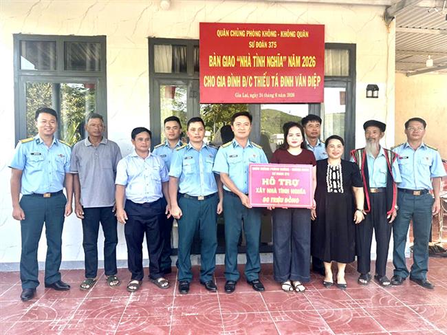 su-doan-375-ban-giao-“nha-tinh-nghia”-tang-gia-dinh-thieu-ta-dinh-van-diep