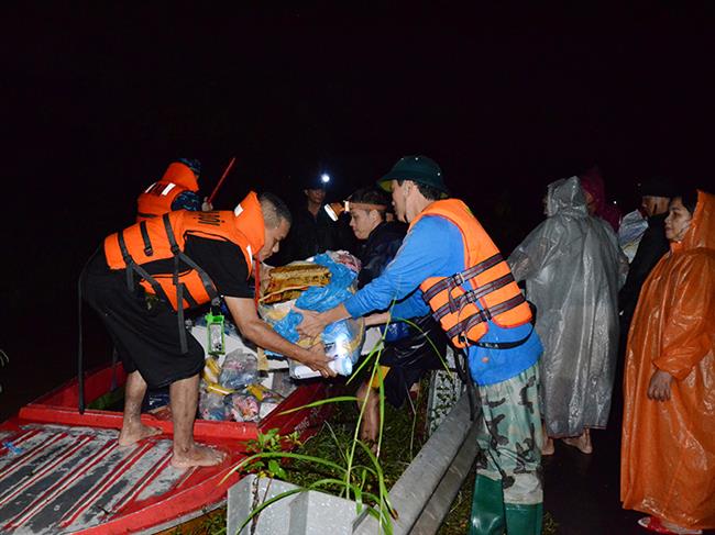 su-doan-375-co-dong-luc-luong-giup-nhan-dan-da-nang-chong-lu