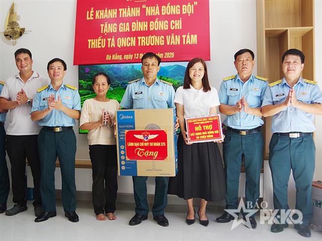 su-doan-375-khanh-thanh-ban-giao-“nha-dong-doi”-tang-gia-dinh-thieu-ta-qncn-truong-van-tam