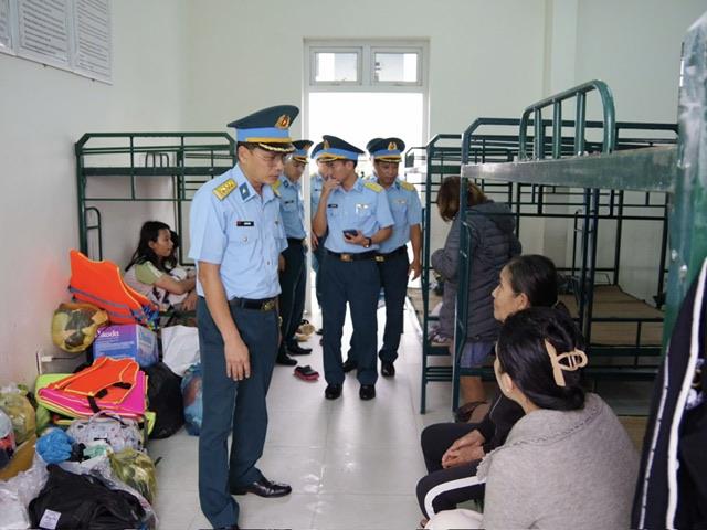 su-doan-377-ho-tro-noi-an-o-sinh-hoat-cho-nhan-dan-tranh-lu