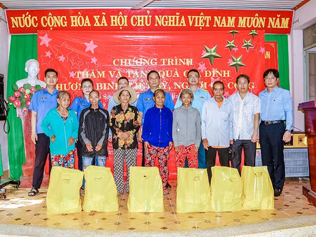 su-doan-377-tham-hoi-tang-qua-cac-gia-dinh-chinh-sach-tren-dia-ban-tinh-khanh-hoa