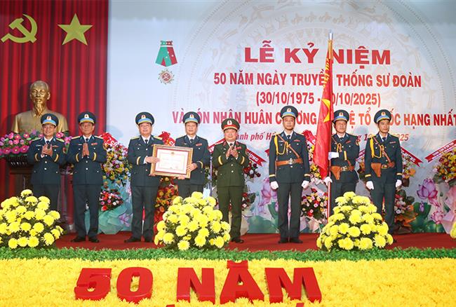 su-doan-khong-quan-370-ky-niem-50-nam-ngay-truyen-thong-va-don-nhan-huan-chuong-bao-ve-to-quoc-hang-nhat