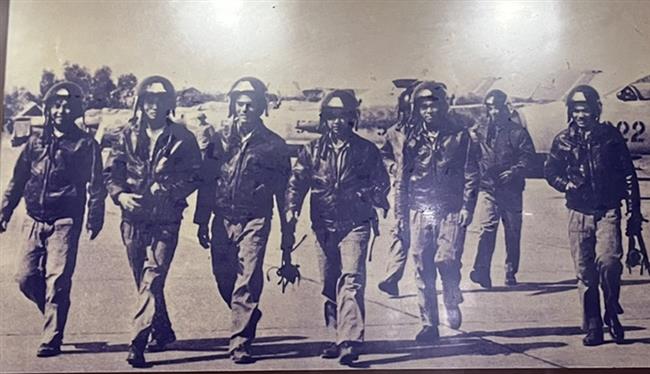 thieu-tuong-nguyen-manh-hai-nguoi-phi-cong-mig-21-gop-mat-trong-ca-hai-le-dieu-binh-va-duyet-binh-nam-1975
