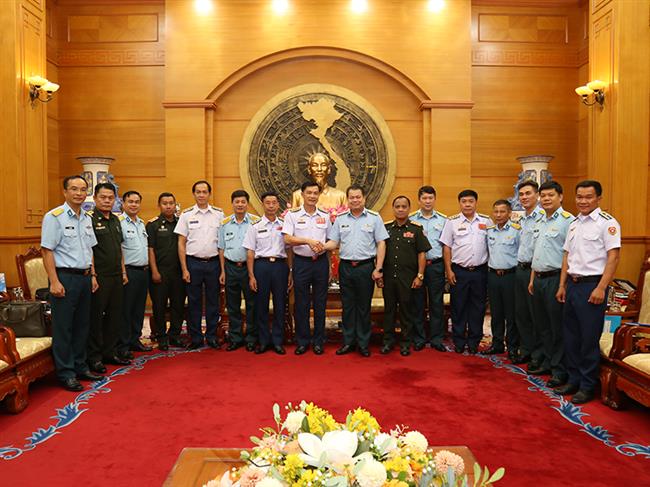 thu-truong-bo-tu-lenh-quan-chung-phong-khong-khong-quan-tiep-xa-giao-doan-can-bo-khong-quan-lao