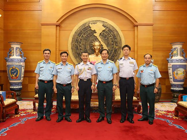thu-truong-bo-tu-lenh-quan-chung-phong-khong-khong-quan-tiep-tuy-vien-quoc-phong-nhat-ban