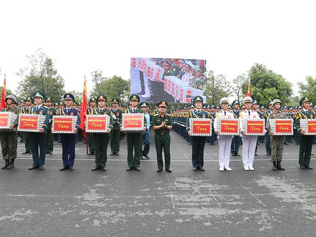 thuong-tuong-truong-thien-to-pho-chu-nhiem-tong-cuc-chinh-tri-qdnd-viet-nam-kiem-tra-tang-qua-luc-luong-tham-gia-dieu-binh-dieu-hanh