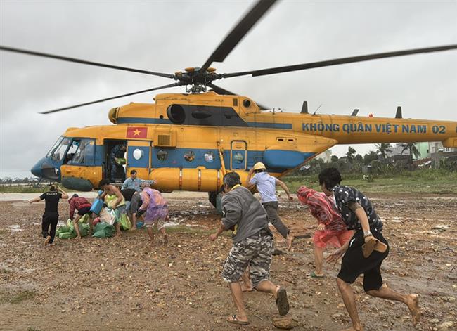 truc-thang-trung-doan-917-su-doan-370-tha-hang-cuu-tro-nguoi-dan-ngap-lut-tinh-dak-lak