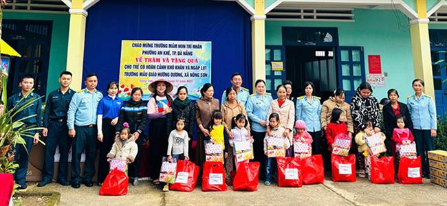 trung-doan-290-va-truong-mam-non-tri-nhan-tham-tang-qua-tai-cac-xa-vung-cao-tp-da-nang