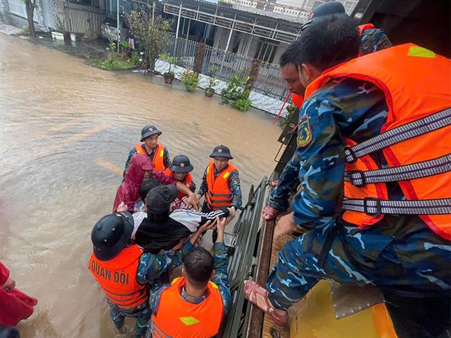trung-doan-591-giup-nhan-dan-tinh-khanh-hoa-phong-chong-mua-lu