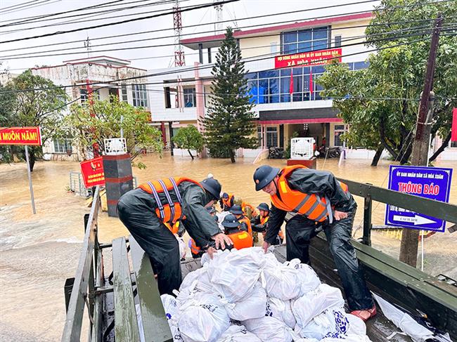 trung-doan-khong-quan-910-van-chuyen-hon-80-tan-hang-cuu-tro-dong-bao-vung-lu