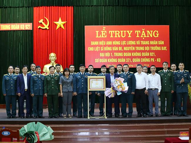 trung-doan-921-to-chuc-le-truy-tang-danh-hieu-anh-hung-luc-luong-vu-trang-nhan-dan-cho-liet-si-dong-van-de