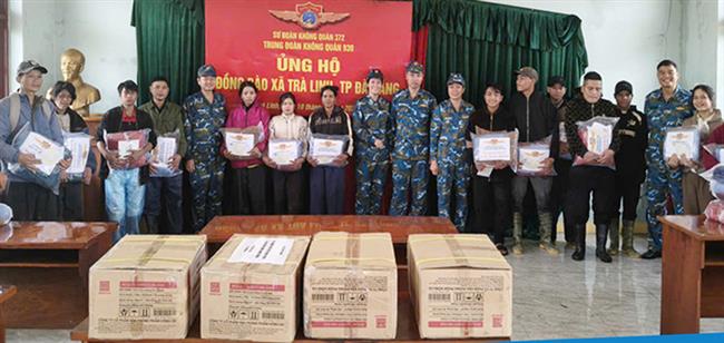 trung-doan-930-tham-hoi-tang-qua-nhan-dan-xa-tra-linh-thanh-pho-da-nang