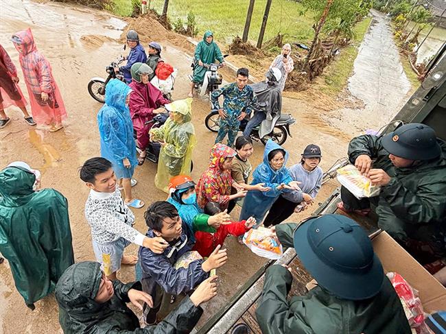 trung-doan-khong-quan-940-tich-cuc-ho-tro-ba-con-on-dinh-cuoc-song-sau-lu