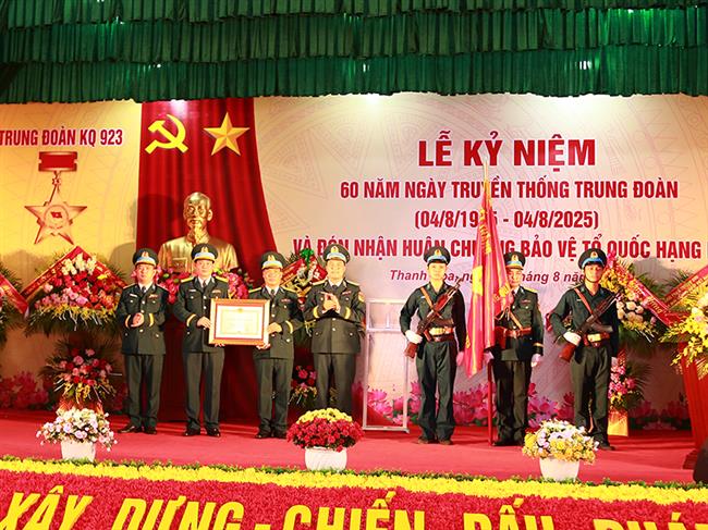 trung-doan-khong-quan-923-to-chuc-le-ky-niem-60-nam-ngay-truyen-thong-va-don-nhan-huan-chuong-bao-ve-to-quoc-hang-ba