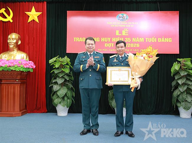 trung-tuong-tran-ngoc-quyen-bi-thu-dang-uy-chinh-uy-quan-chung-pk-kq-nhan-huy-hieu-35-nam-tuoi-dang