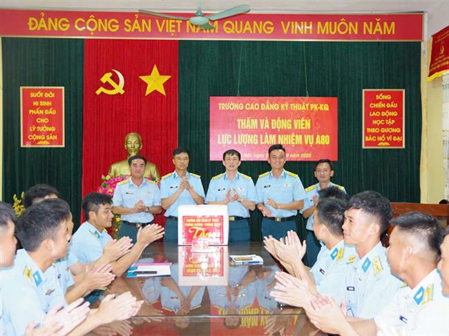 truong-cao-dang-ky-thuat-phong-khong-khong-quan-tham-tang-qua-can-bo-chien-si-thuc-hien-nhiem-vu-a80