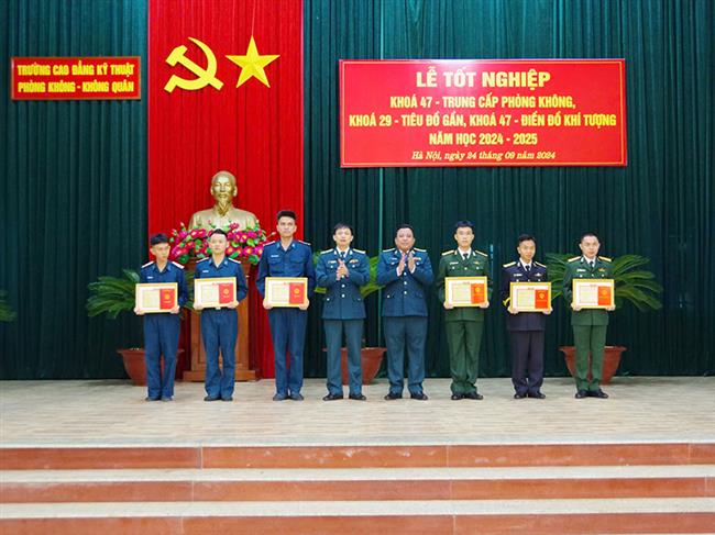 truong-cao-dang-ky-thuat-pk-kq-to-chuc-le-tot-nghiep-cho-hoc-vien-khoa-47-trung-cap-phong-khong-va-cac-khoa-nhan-vien-chuyen-mon-ky-thuat