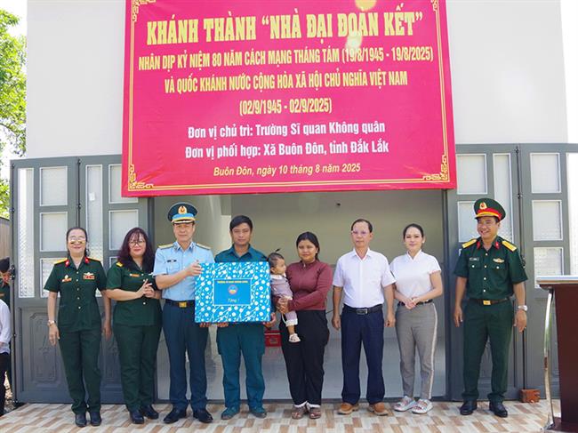 truong-si-quan-khong-quan-ban-giao-nha-“dai-doan-ket”-va-tang-qua-cac-gia-dinh-chinh-sach-tai-xa-buon-don-tinh-dak-lak