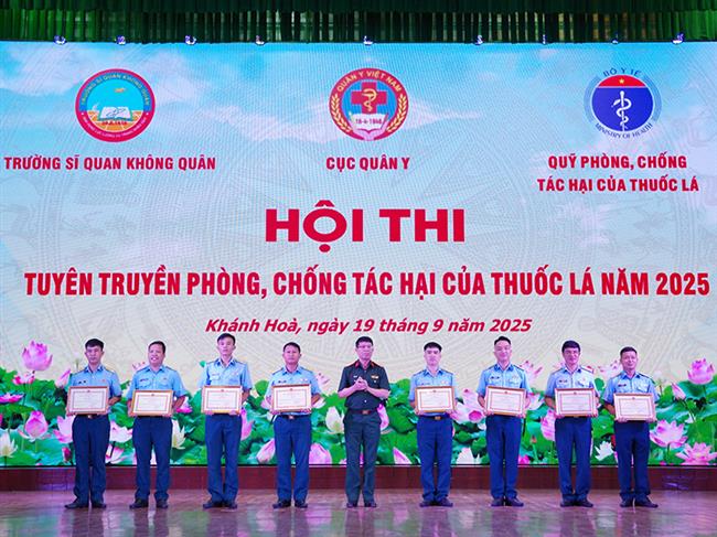 truong-si-quan-khong-quan-to-chuc-hoi-thi-tuyen-truyen-phong-chong-tac-hai-cua-thuoc-la-nam-2025