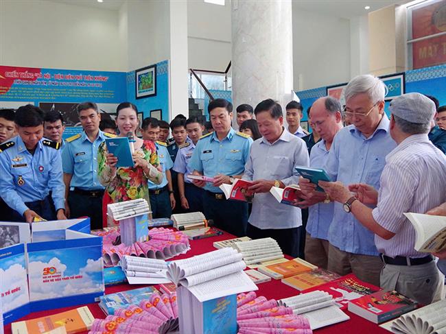 truong-si-quan-khong-quan-to-chuc-toa-dam-gioi-thieu-sach-“nhung-nguoi-thay-noi-giang-duong-tren-may”