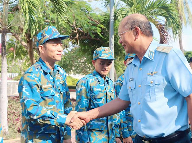 truong-si-quan-khong-quan-xuat-quan-ho-tro-xoa-nha-tam-nha-dot-nat-tai-xa-bac-ai-tinh-khanh-hoa