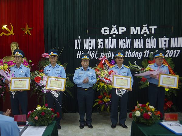 truong-trung-cap-ky-thuat-pk-kq-to-chuc-gap-mat-nhan-ngay-nha-giao-viet-nam-20-11