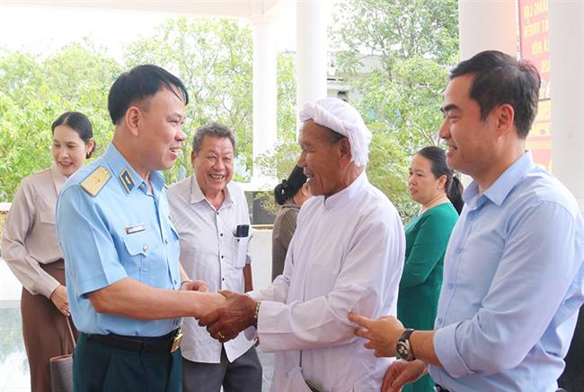 cu-tri-khanh-hoa-ky-vong-nhieu-ve-ung-cu-vien-dai-bieu-quoc-hoi-khoa-xvi-la-can-bo-quan-doi