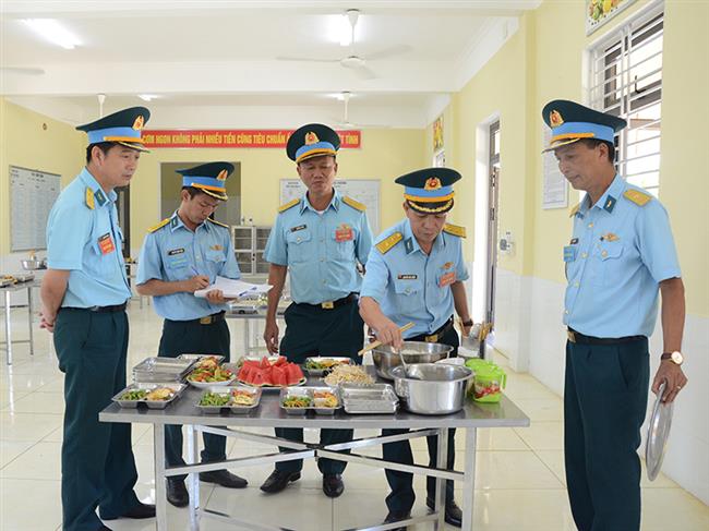 ghi-nhan-o-hoi-thi-“xay-dung-don-vi-nuoi-quan-gioi-quan-ly-quan-nhu-tot”-va-“can-bo-nhan-vien-ky-thuat-gioi-nha-kho-kieu-mau”