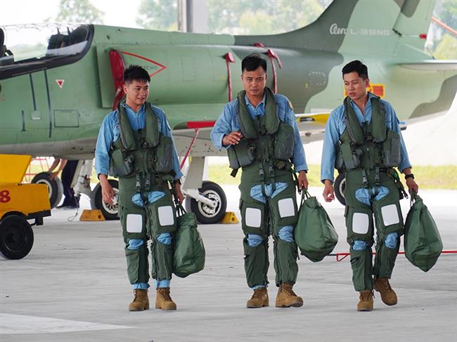phi-cong-l-39ng-no-luc-cho-nhiem-vu-dieu-binh-tren-khong