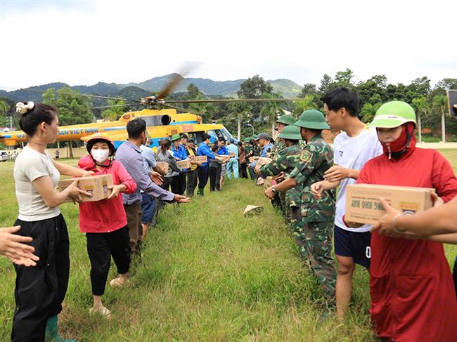 quan-chung-phong-khong-khong-quan-bay-cuu-tro-dong-bao-vung-lu-tinh-dien-bien