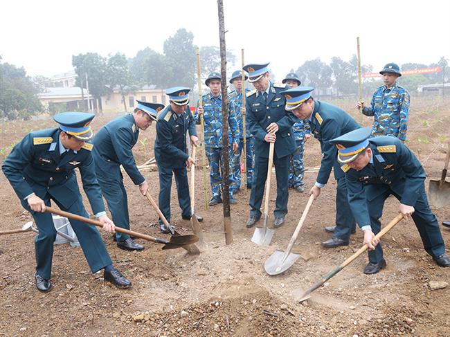 quan-chung-pk-kq-to-chuc-le-phat-dong-tet-trong-cay-doi-doi-nho-on-bac-ho-xuan-at-ty-2025