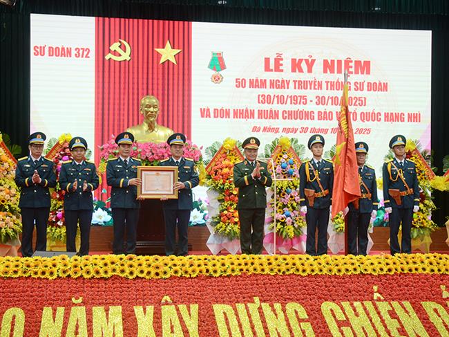 su-doan-khong-quan-372-ky-niem-50-nam-ngay-truyen-thong-va-don-nhan-huan-chuong-bao-ve-to-quoc-hang-nhi