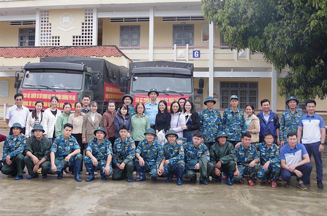 su-doan-khong-quan-372-no-luc-dong-hanh-cung-nhan-dan-vung-lu
