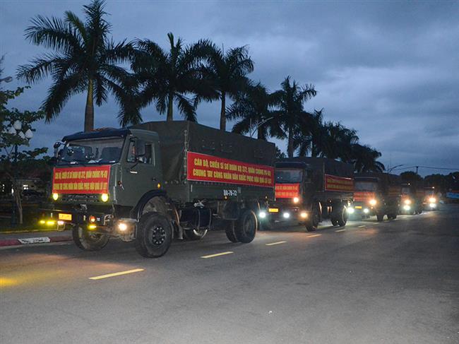 su-doan-khong-quan-372-no-luc-dong-hanh-cung-nhan-dan-vung-lu