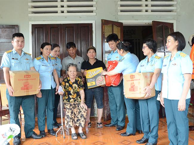 tam-long-cua-chien-si-canh-troi-voi-nguoi-dan-vung-lu