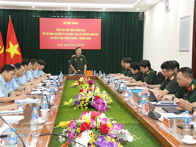 thuong-tuong-le-huy-vinh-kiem-tra-cong-tac-trien-khai-ho-so-benh-an-dien-tu-tai-vien-y-hoc-phong-khong-khong-quan