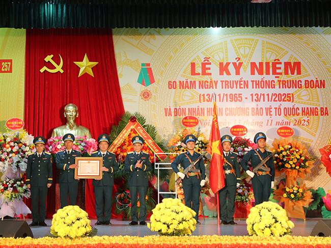 trung-doan-257-ky-niem-60-nam-ngay-truyen-thong-va-don-nhan-huan-chuong-bao-ve-to-quoc-hang-ba