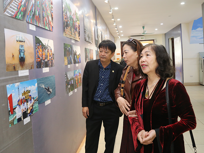 Khai mạc Triển l&atilde;m ảnh thời sự, nghệ thuật &ldquo;Bản h&ugrave;ng ca quyết thắng&rdquo;