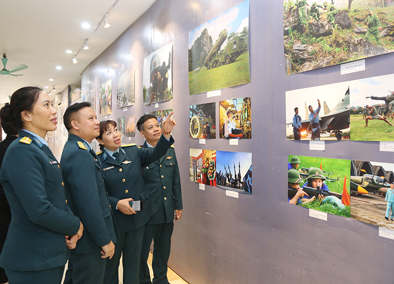 Khai mạc Triển l&atilde;m ảnh thời sự, nghệ thuật &ldquo;Bản h&ugrave;ng ca quyết thắng&rdquo;