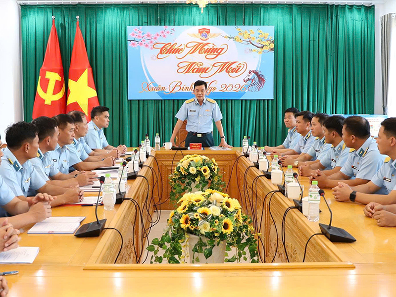 Trung tướng Trần Ngọc Quyến - Ch&iacute;nh ủy Qu&acirc;n chủng Ph&ograve;ng kh&ocirc;ng - Kh&ocirc;ng qu&acirc;n thăm v&agrave; ch&uacute;c tết Trung đo&agrave;n 910 v&agrave; Trung đo&agrave;n 940