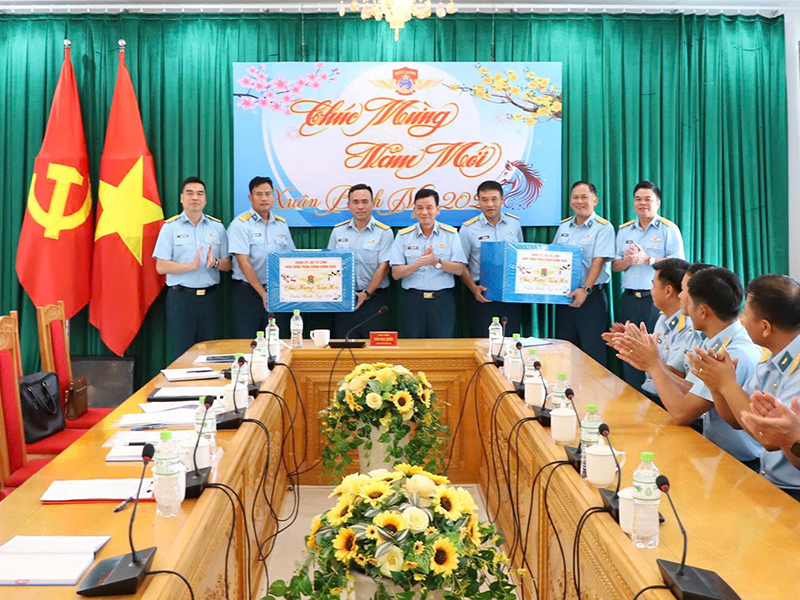 Trung tướng Trần Ngọc Quyến - Ch&iacute;nh ủy Qu&acirc;n chủng Ph&ograve;ng kh&ocirc;ng - Kh&ocirc;ng qu&acirc;n thăm v&agrave; ch&uacute;c tết Trung đo&agrave;n 910 v&agrave; Trung đo&agrave;n 940